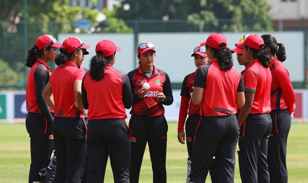 স্কোরবোর্ড নিভে যাওয়ার পরও যে ম্যাচ ফিসফিস করে স্কোরবোর্ড নিভে যাওয়ার পরও যে ম্যাচ ফিসফিস করে
